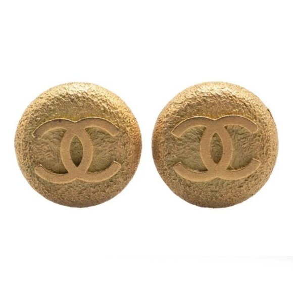 CHANEL CC Logos Round Vintage Clip-On Earrings Gold Tone 94P Auth w/Box #9175 - Picture 1 of 4